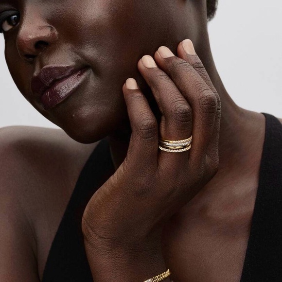 Pandora Sparkling Huggie Hoop Earrings
14k Gold-plated unique metal blend - Picture 3 of 4